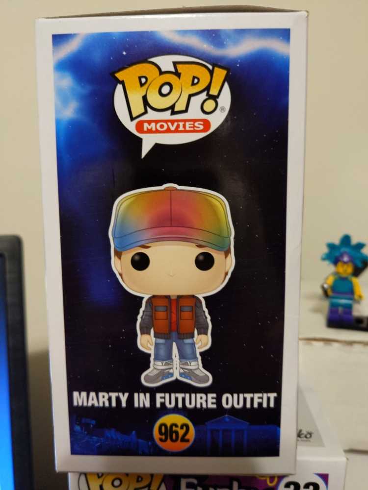 Marty (In Future Outfit) - Back to the Future vinyl figure collectible [Barcode 889698487092] - Main Image 2