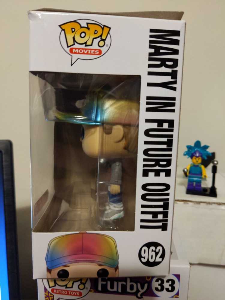 Marty (In Future Outfit) - Back to the Future vinyl figure collectible [Barcode 889698487092] - Main Image 4