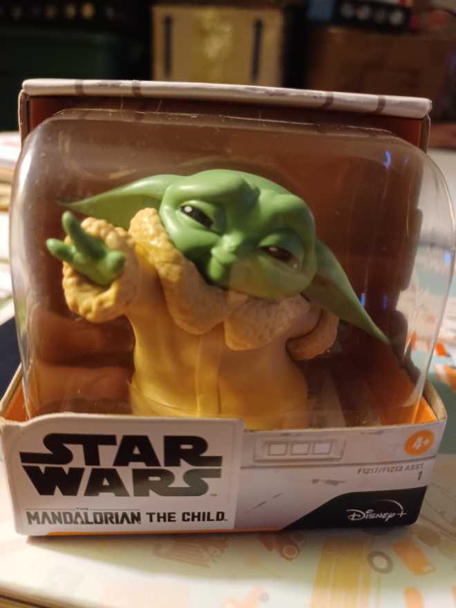 Mandalorian Child Force Moment Baby Yoda Star Wars Mandalorian The Mandalorian Bounty Collection Force Baby Bounties - Disney vinyl figure collectible [Barcode 5010993761548] - Main Image 2