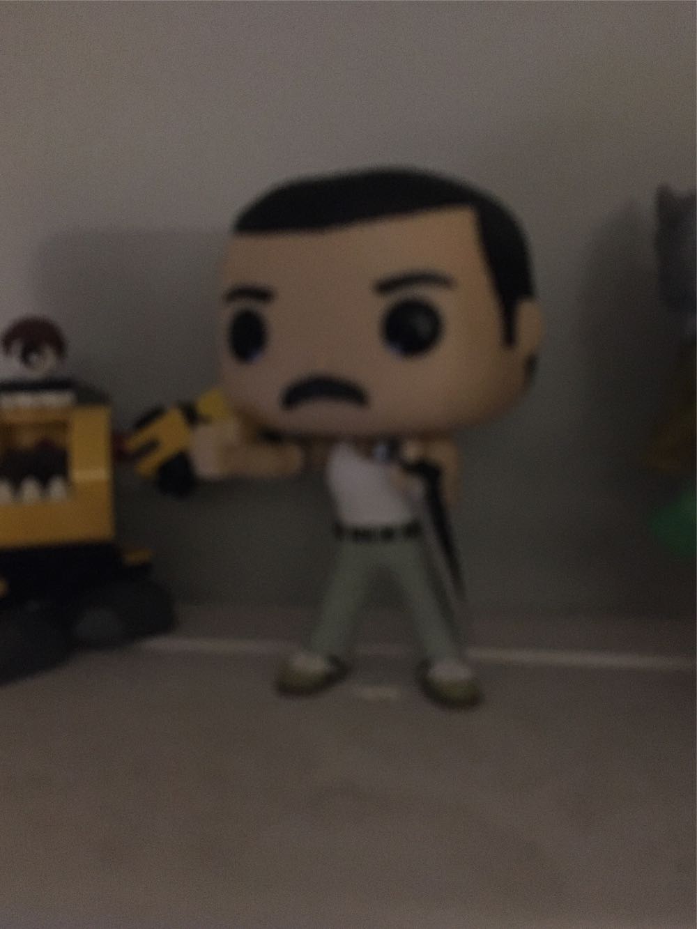 Freddie Mercury - Queen vinyl figure collectible [Barcode 889698337359] - Main Image 2