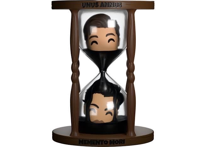 Unus Annus Hourglass  vinyl figure collectible [Barcode 159274200699] - Main Image 2