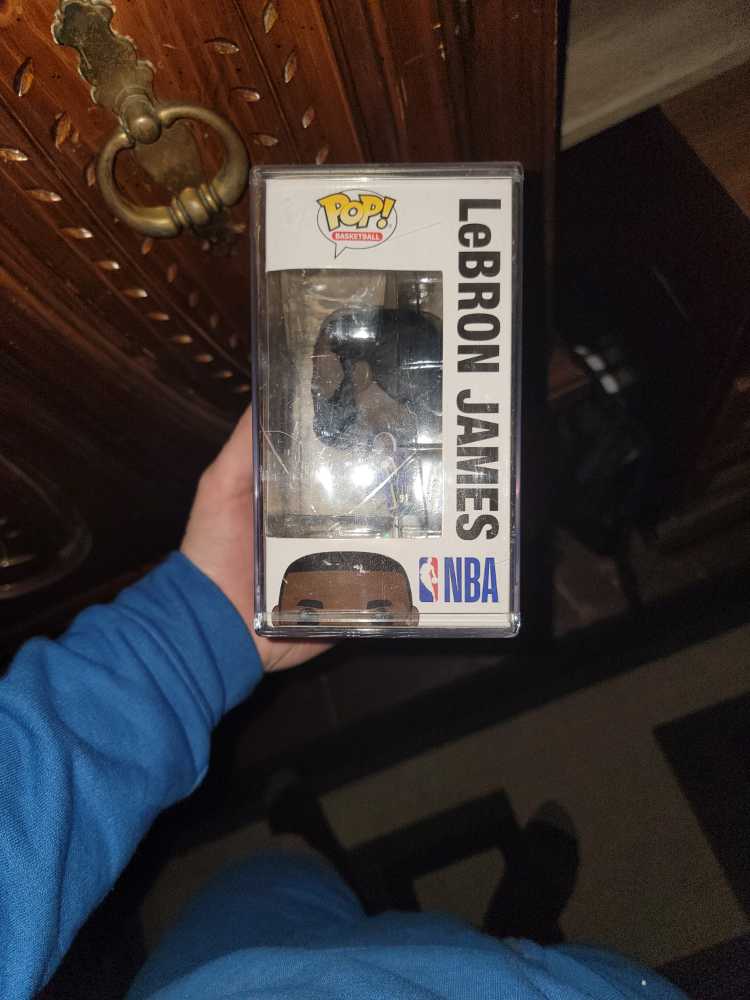 Lebron James - NBA vinyl figure collectible [Barcode 889698465496] - Main Image 2