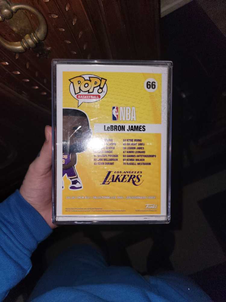 Lebron James - NBA vinyl figure collectible [Barcode 889698465496] - Main Image 3