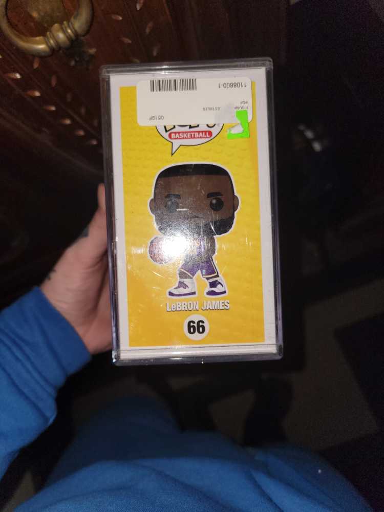 Lebron James - NBA vinyl figure collectible [Barcode 889698465496] - Main Image 4
