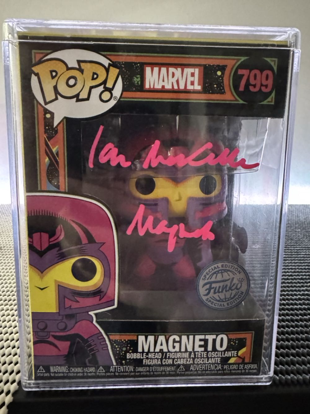Magneto ( Black Light ) - Marvel Universe vinyl figure collectible [Barcode 889698556279] - Main Image 2