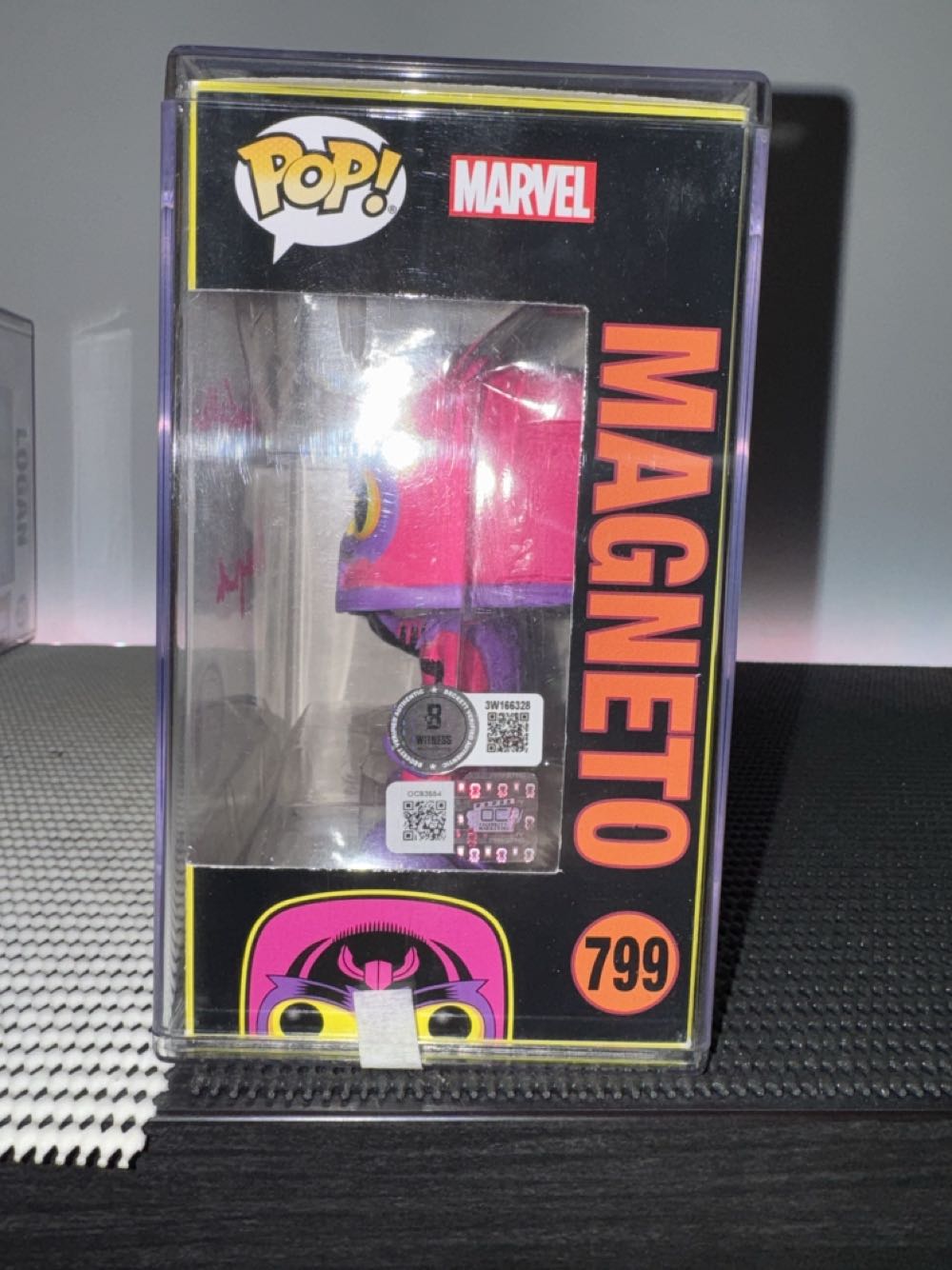 Magneto ( Black Light ) - Marvel Universe vinyl figure collectible [Barcode 889698556279] - Main Image 3