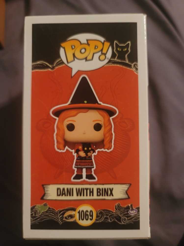 Hocus Pocus Dani - Hocus Pocus vinyl figure collectible [Barcode 889698561204] - Main Image 2