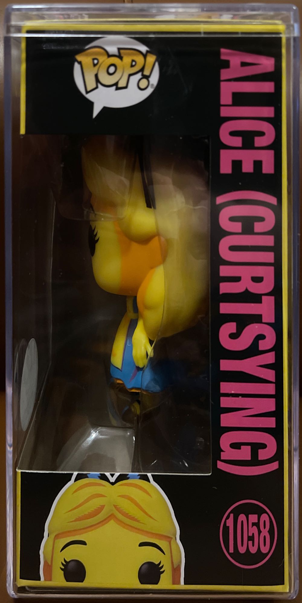 Funko Pop! Disney Alice In Wonderland: Alice (Curtsying) # 1058 Black light - Alice in Wonderland vinyl figure collectible [Barcode 889698560443] - Main Image 4