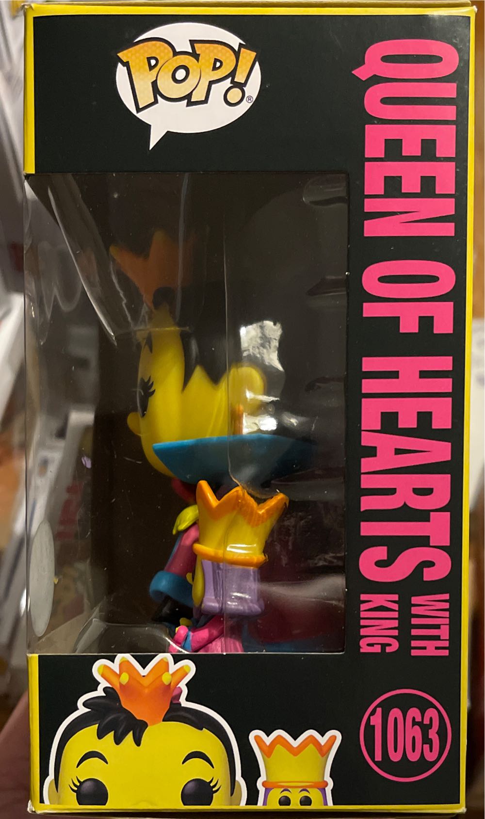 Funko Pop! Disney Alice In Wonderland: Queen of Hearts with King # 1063 (Black Light) - Alice in Wonderland vinyl figure collectible [Barcode 889698559881] - Main Image 4