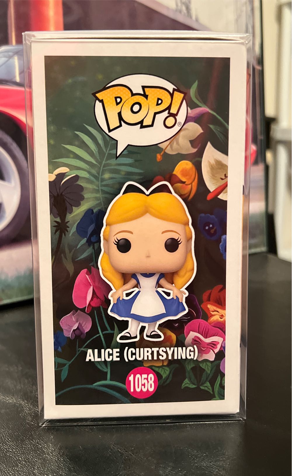 Alice (Curtsying) #1058 - Alice in Wonderland vinyl figure collectible [Barcode 889698557344] - Main Image 4