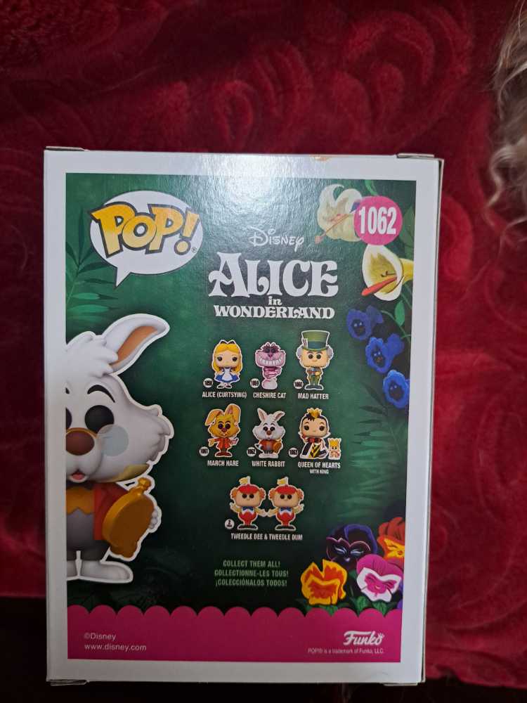 White Rabbit #1062 - Alice in Wonderland vinyl figure collectible [Barcode 889698557399] - Main Image 3