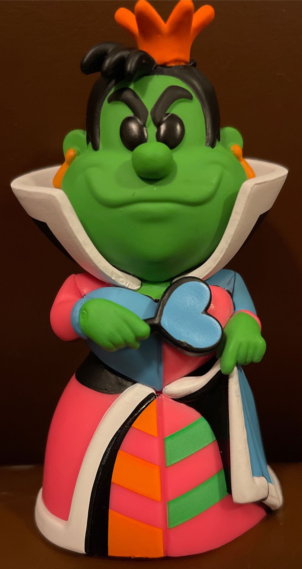 Queen Of Hearts - Disney vinyl figure collectible [Barcode 889698560467] - Main Image 2