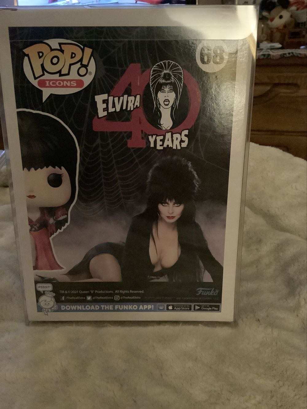 Elvira 40 Years Glitter 68 - Elvira Mistress of the Dark vinyl figure collectible [Barcode 889698574181] - Main Image 2
