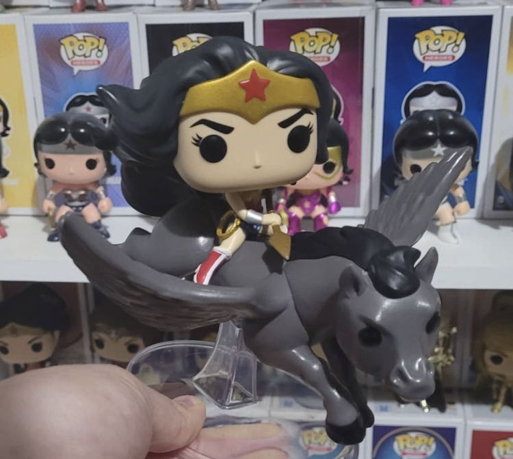 Wonder Woman on Pegasus - DC Universe vinyl figure collectible [Barcode 889698549899] - Main Image 2