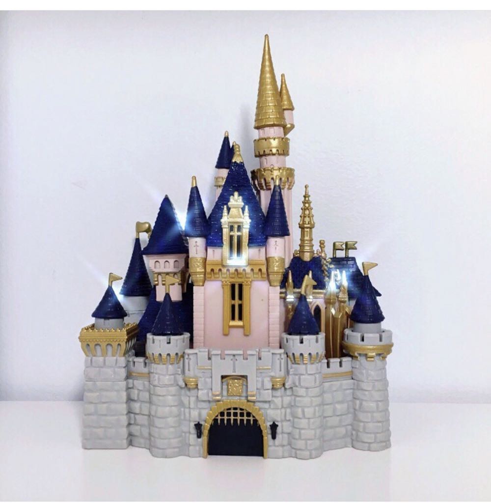 Cinderella Castle With Mickey Mouse - Disney Parks vinyl figure collectible [Barcode 889698589659] - Main Image 4