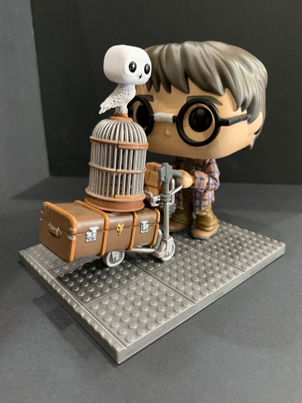 Harry Potter Pushing Trolley - Harry Potter vinyl figure collectible [Barcode 889698573603] - Main Image 3