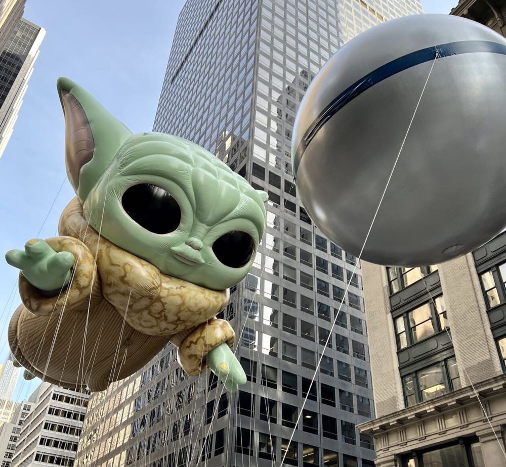 Grogu (Macy’s Thanksgiving Day Parade) - Star Wars vinyl figure collectible [Barcode 889698598934] - Main Image 4