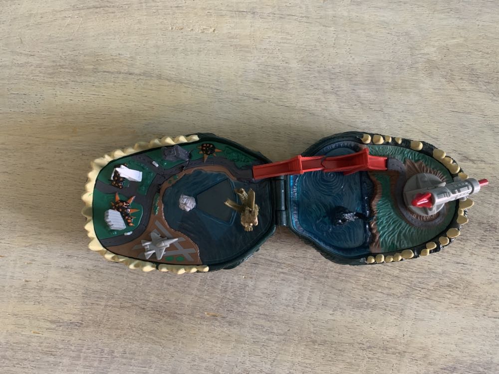 Trendmasters Micro Playset Godzilla Vs. King Ghidorah In San Fransico - Godzilla vinyl figure collectible - Main Image 3