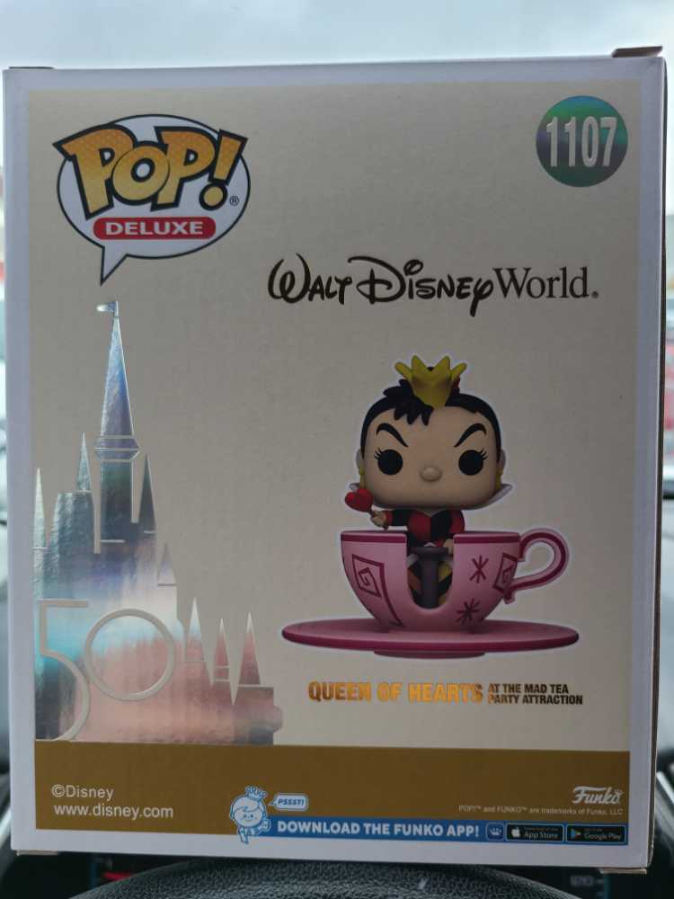 Queen of Hearts at the Mad Tea Party Attraction - Alice in Wonderland vinyl figure collectible [Barcode 889698589635] - Main Image 2