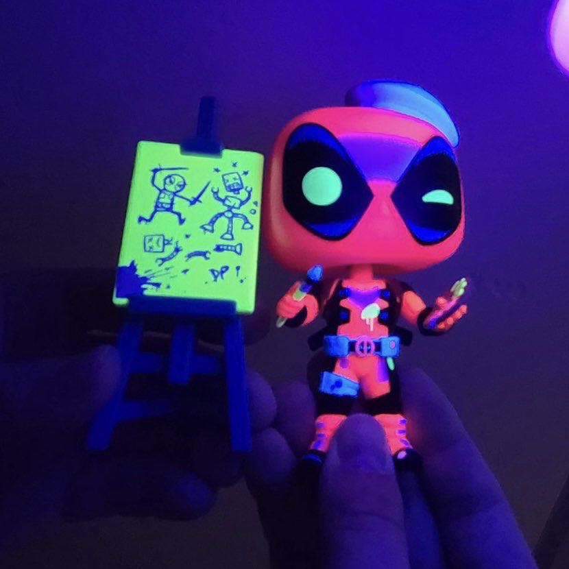 Deadpool: Artist [Blacklight] Pop! 887 - Deadpool vinyl figure collectible [Barcode 889698584296] - Main Image 4