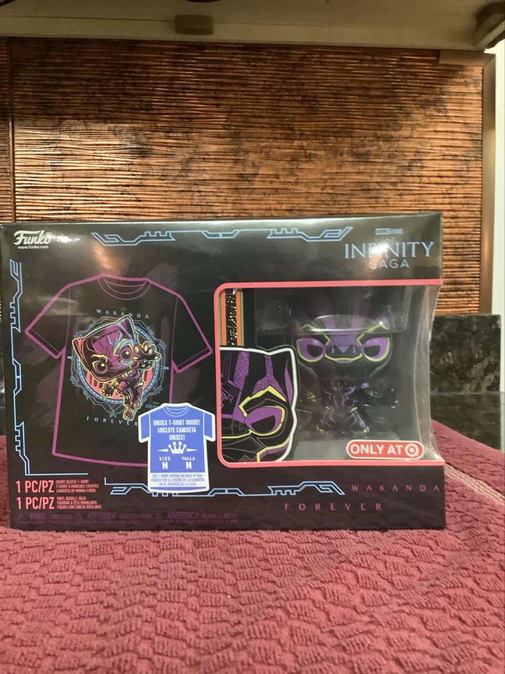 Marvel-Funko Pop! Blacklight Black Panther Pop & Tee Xl - Marvel Universe vinyl figure collectible [Barcode 889698585170] - Main Image 2