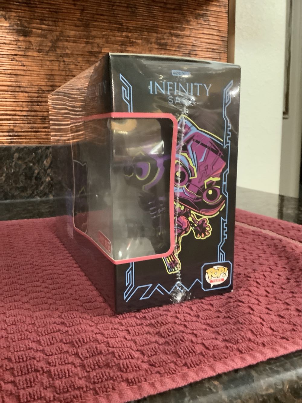 Marvel-Funko Pop! Blacklight Black Panther Pop & Tee Xl - Marvel Universe vinyl figure collectible [Barcode 889698585170] - Main Image 4