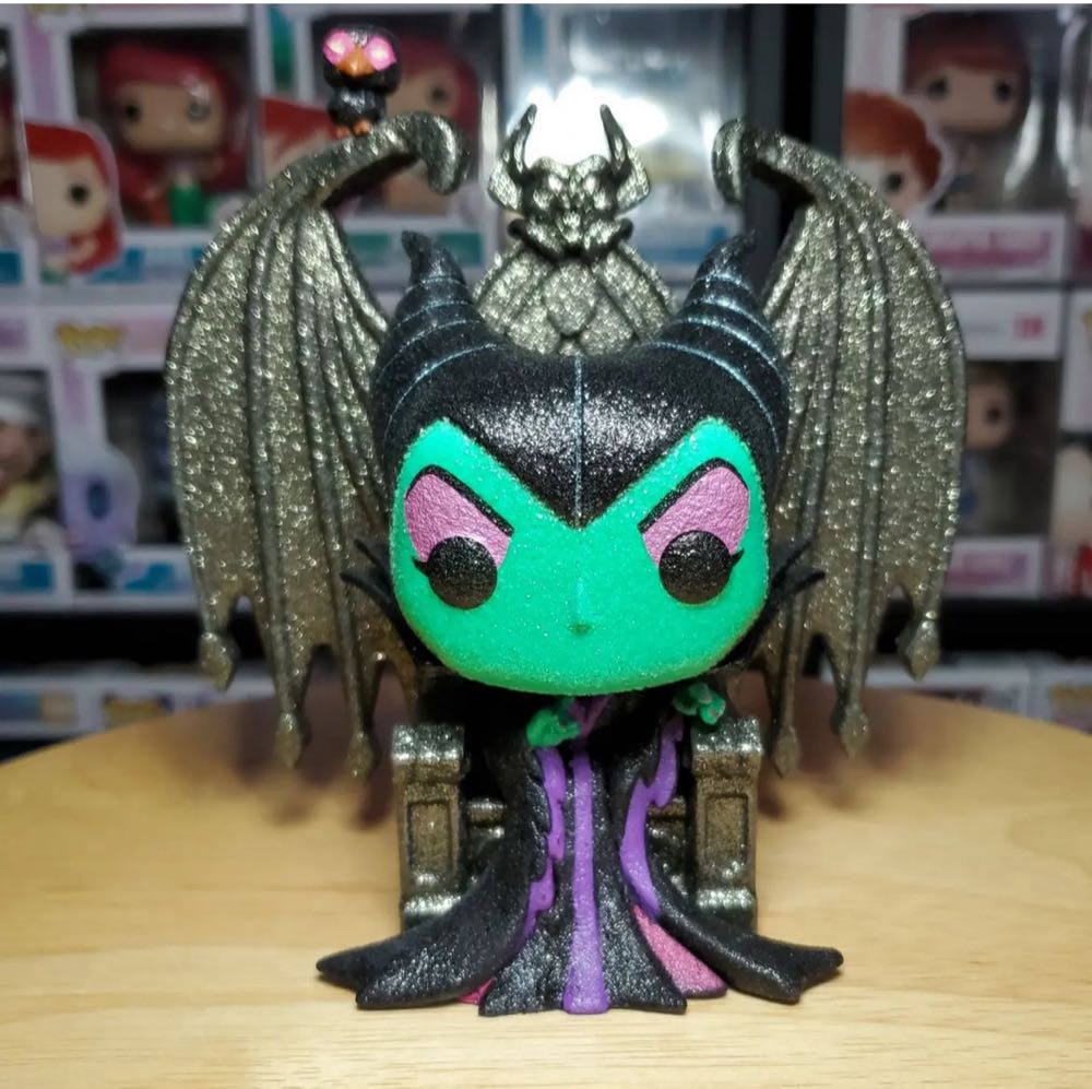 Maleficent On Throne Diamond Glitter - Disney Villains vinyl figure collectible [Barcode 889698583923] - Main Image 2