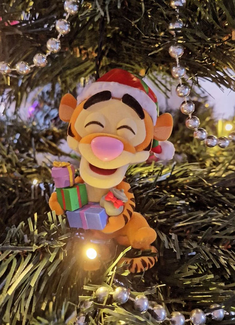 Disney: Holiday Tigger (Flocked) - Winnie the Pooh vinyl figure collectible [Barcode 889698587495] - Main Image 4