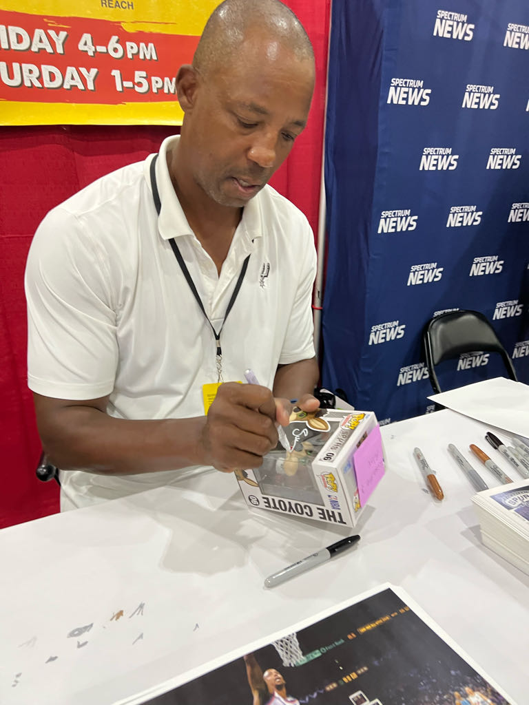 NBA Mascots: San Antonio The Coyote - NBA vinyl figure collectible [Barcode 889698521703] - Main Image 2