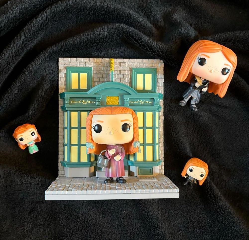 Ginny Weasley With Flourish & Blotts - Harry Potter vinyl figure collectible [Barcode 889698579308] - Main Image 3