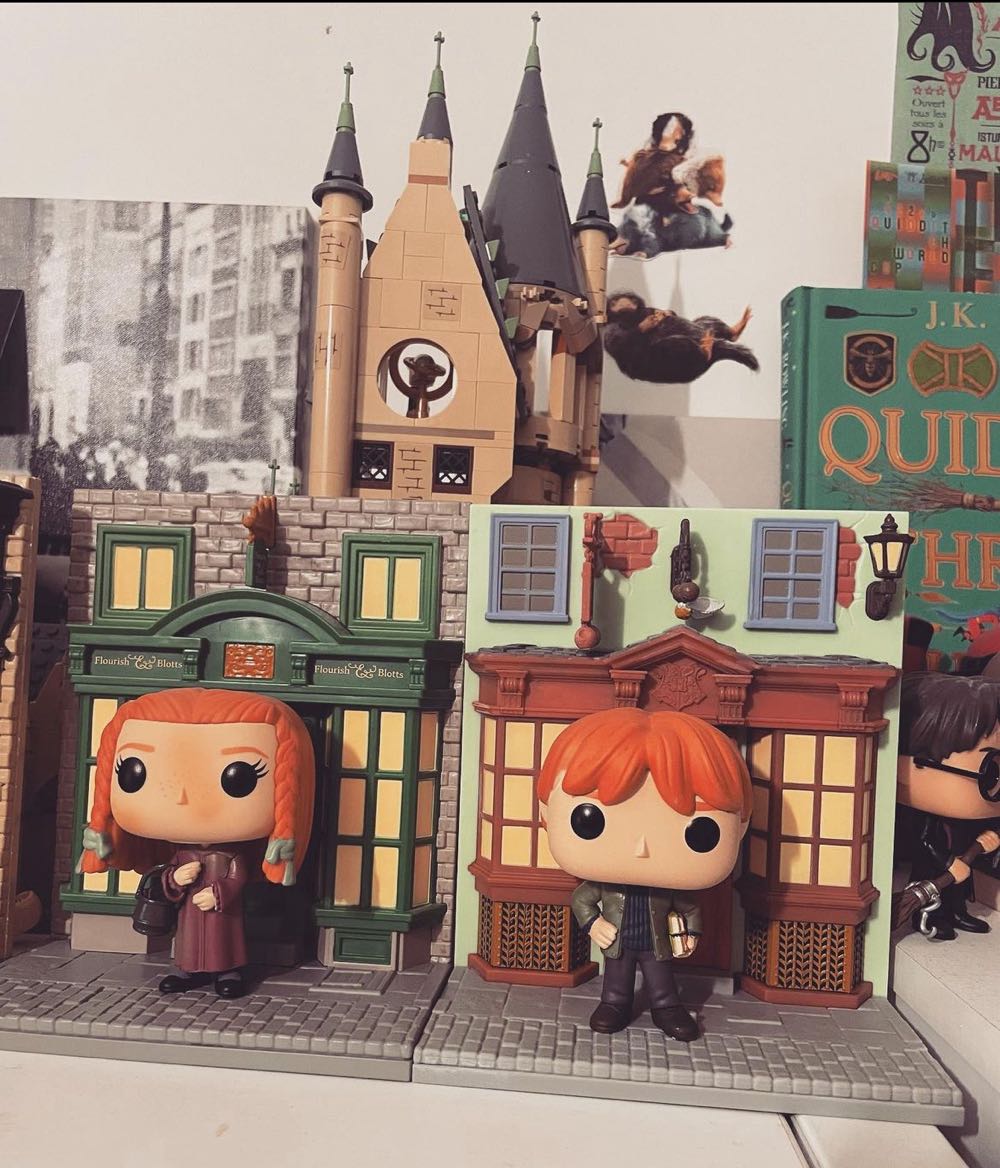 Ron Weasley With Quality Quidditch Supplies - Harry Potter vinyl figure collectible [Barcode 889698581257] - Main Image 2