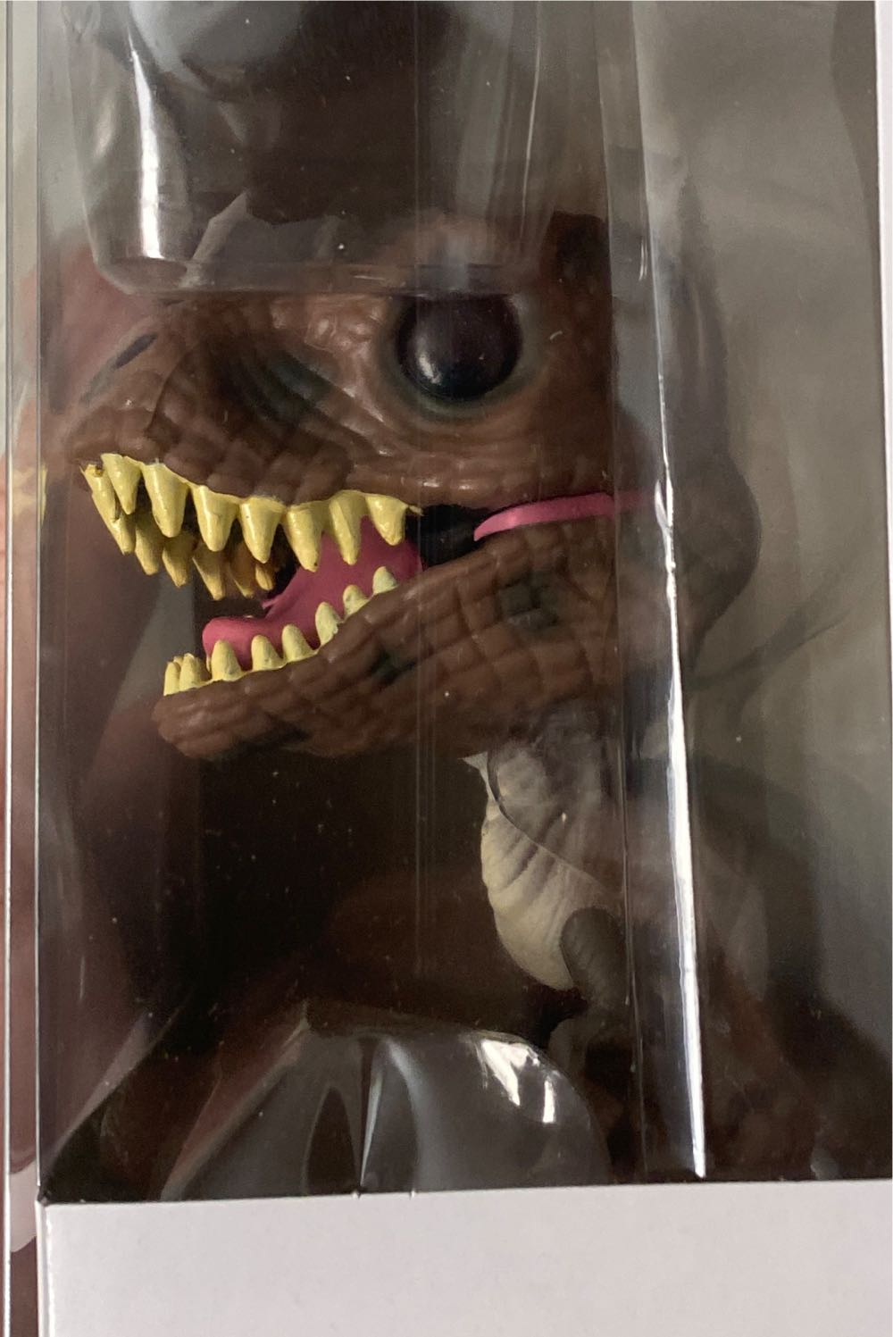 Velociraptor - Jurassic Park vinyl figure collectible [Barcode 889698267359] - Main Image 2