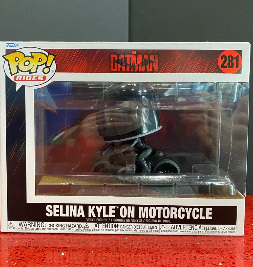 Selina Kyle On Motorcycle - Batman vinyl figure collectible [Barcode 889698592871] - Main Image 4