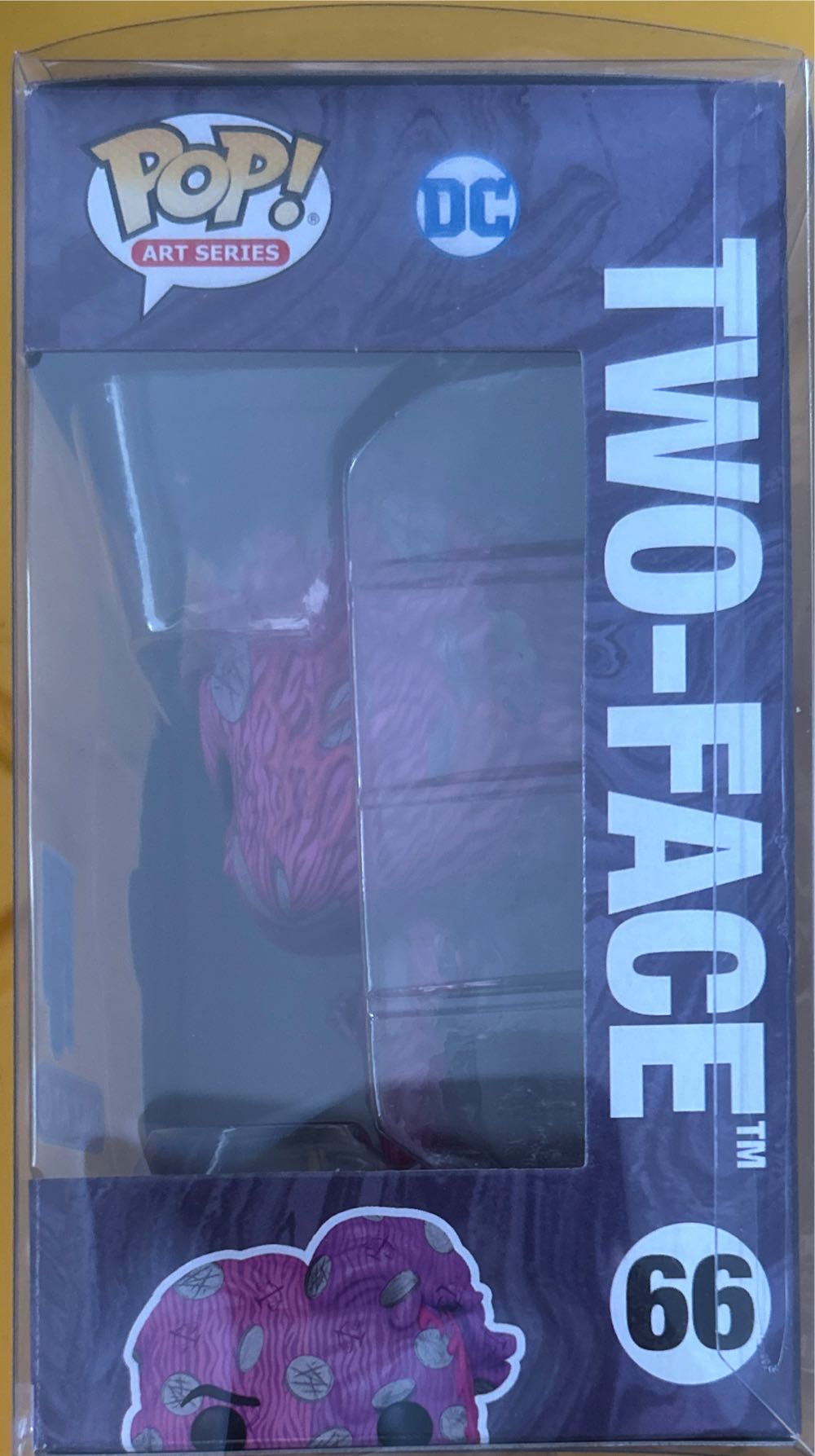 Two-Face - Batman vinyl figure collectible [Barcode 889698609357] - Main Image 2