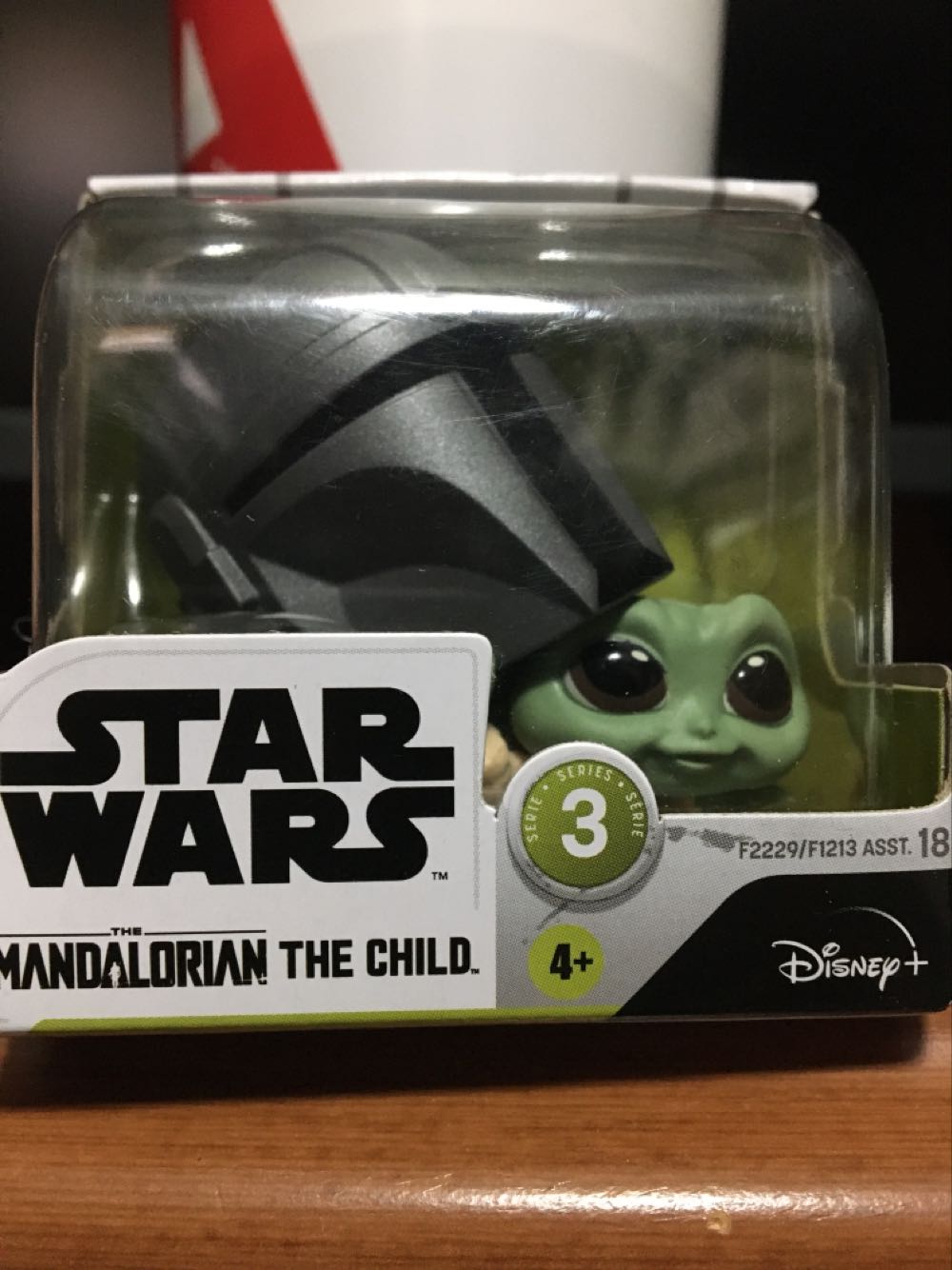 Star Wars The Mandalorian Baby Yoda Helmet Peeking  vinyl figure collectible [Barcode 5010993882175] - Main Image 2