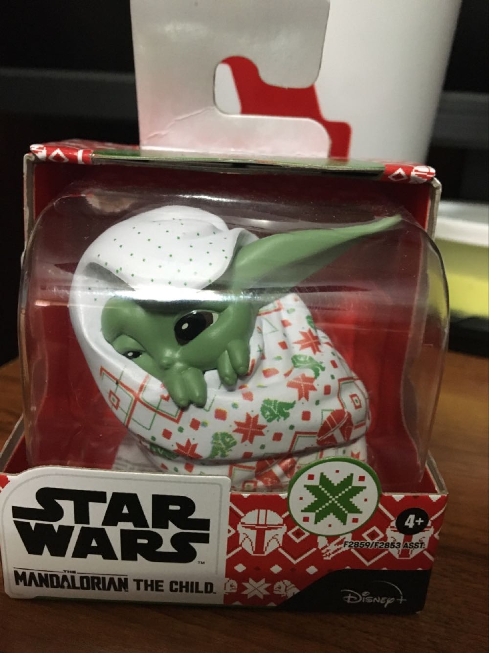 Collection The Mandalorian The Child Bounty Collection Holiday Grogu Yoda Star Wars Mandalorian Child Holiday W Blanket Pose Nib  vinyl figure collectible [Barcode 5010993895236] - Main Image 2