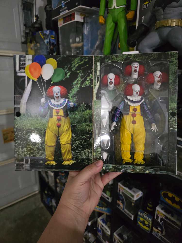 IT Pennywise - It vinyl figure collectible [Barcode 634482454602] - Main Image 3