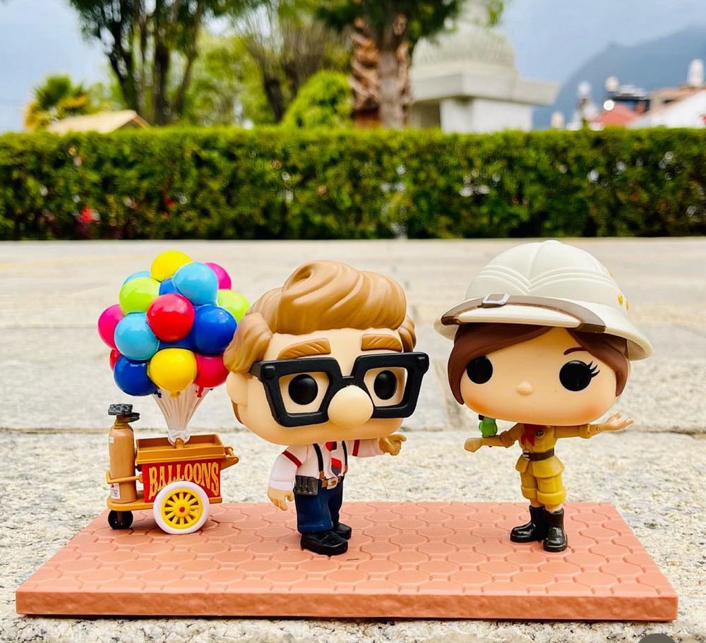 1152. CARL & ELLIE (WITH BALLOON CART) - Up vinyl figure collectible [Barcode 889698589444] - Main Image 3
