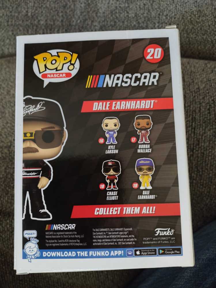 NASCAR/Dale Earnhardt  vinyl figure collectible [Barcode 889698610544] - Main Image 2