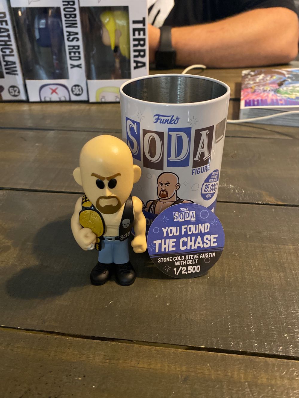 Stone Cold Steve Austin Soda Chase - WWE vinyl figure collectible [Barcode 889698623520] - Main Image 3