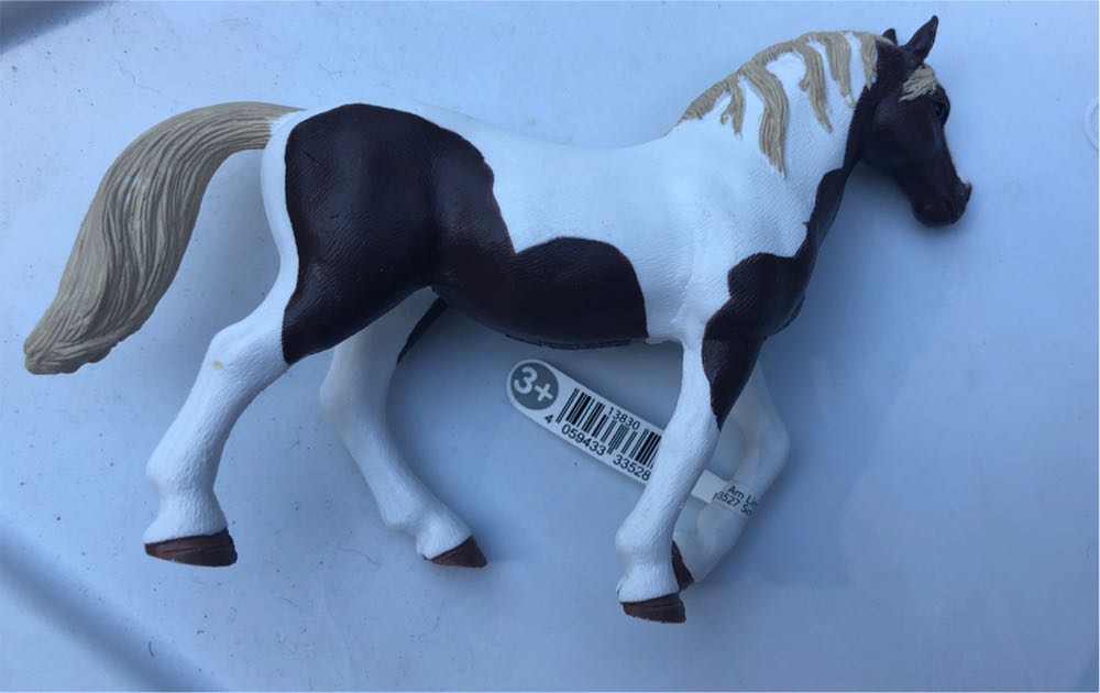 Schleich Horse Pinto Mare Horse  vinyl figure collectible [Barcode 4059433335285] - Main Image 3