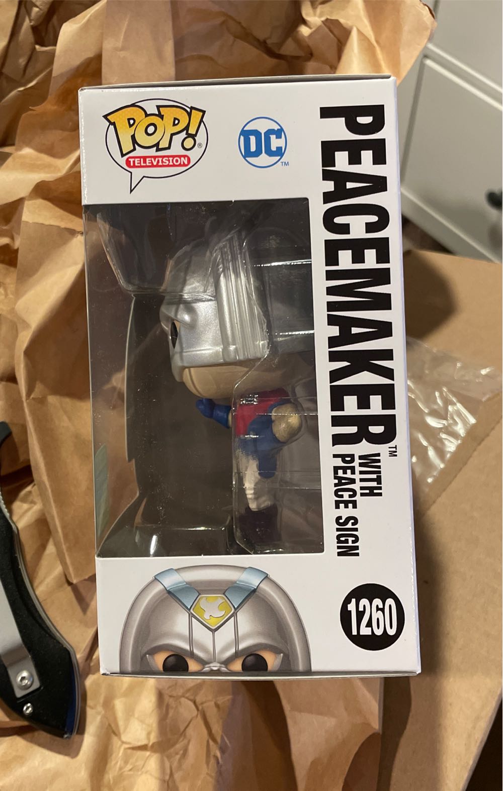 Peacemaker: Peacemaker With Peace Sign - DC Comics vinyl figure collectible [Barcode 889698652001] - Main Image 3