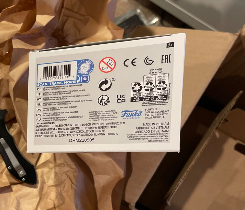 Peacemaker: Peacemaker With Peace Sign - DC Comics vinyl figure collectible [Barcode 889698652001] - Main Image 4