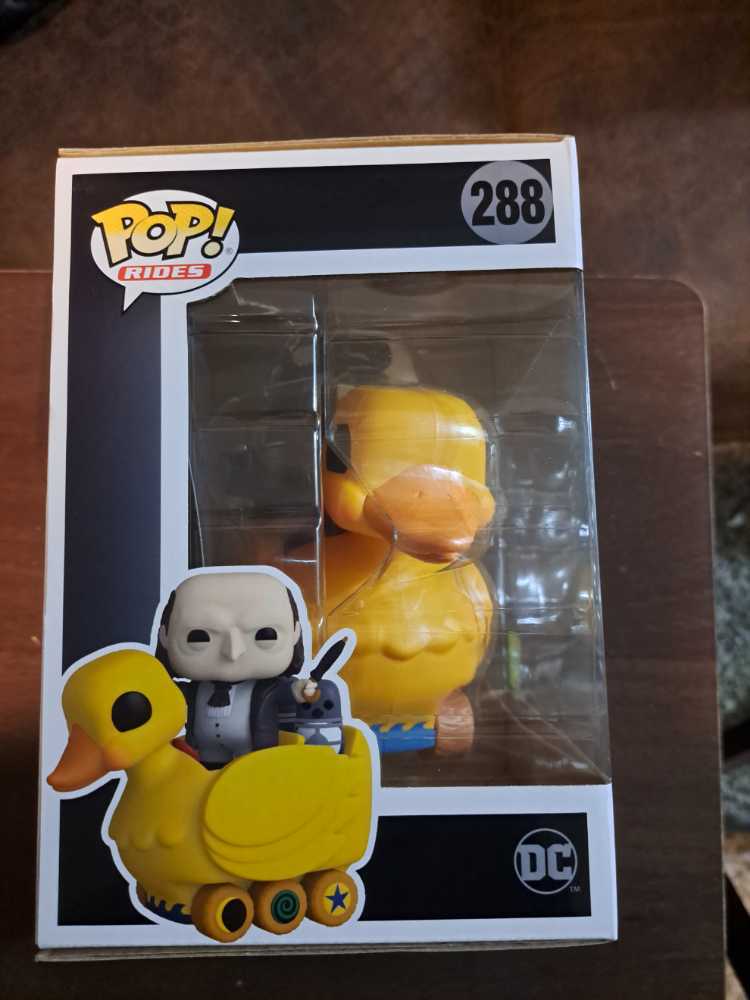 The Penguin and Duck Ride - Batman vinyl figure collectible [Barcode 889698652148] - Main Image 2