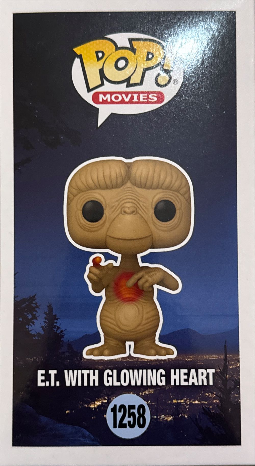 E.T. with Glowing Heart - E.T. The Extra Terrestrial vinyl figure collectible [Barcode 889698650885] - Main Image 4