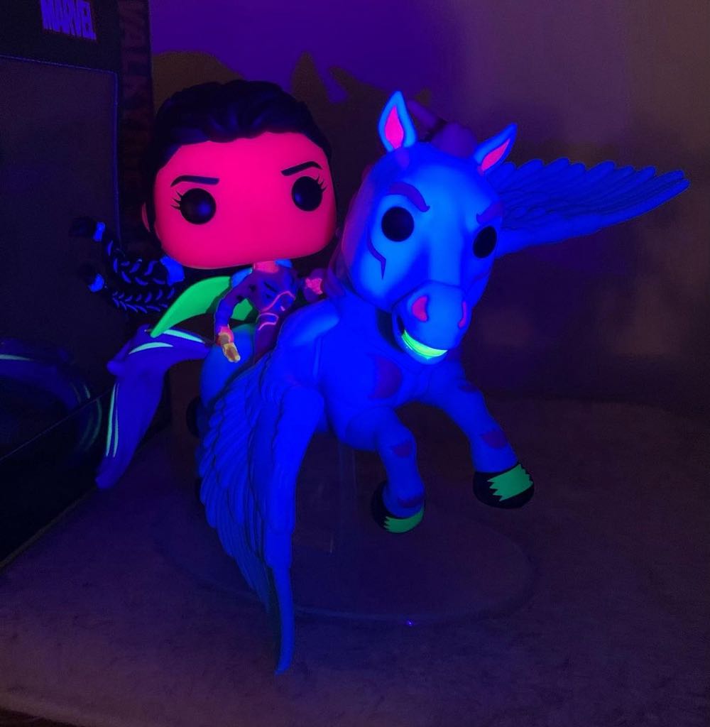 Valkyrie’s Flight - Avengers: Endgame vinyl figure collectible [Barcode 889698663359] - Main Image 3