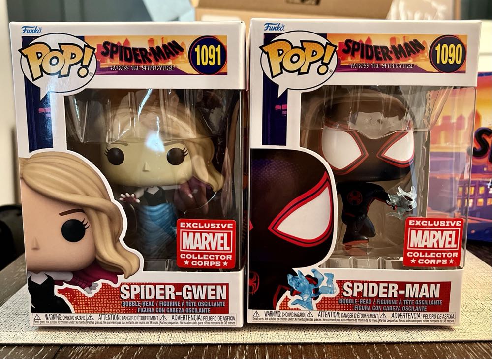 Spider-Gwen - Spider-Man vinyl figure collectible [Barcode 889698661799] - Main Image 3