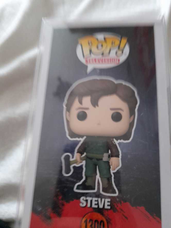 Stranger Things 4: #1300 Steve - Stranger Things vinyl figure collectible [Barcode 889698656368] - Main Image 3