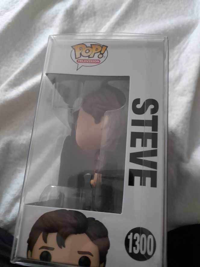 Stranger Things 4: #1300 Steve - Stranger Things vinyl figure collectible [Barcode 889698656368] - Main Image 4