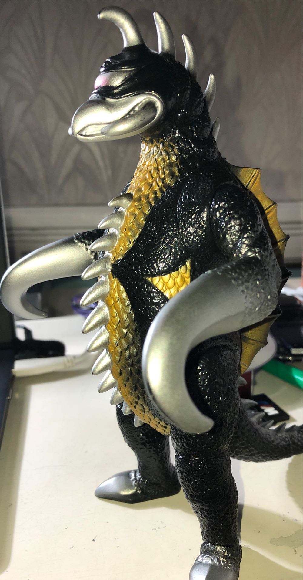 Gigan ( Bandai / 1972 ) - Godzilla vinyl figure collectible - Main Image 3
